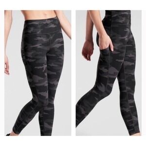 Athleta Ultimate Stash Pocket Camo 7/8‎  Size M EUC